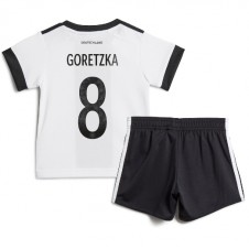 Tyskland Leon Goretzka #8 Hemmaställ Barn VM 2022 Korta ärmar (+ Korta byxor)